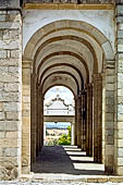 Evora - Igreja do Espirito Santo. Il portico costituito da sette archi a tutto sesto di granito. 